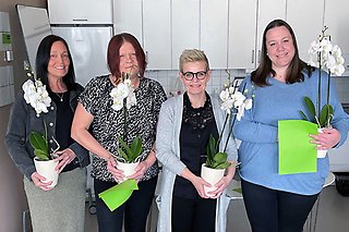 Maria Gidoff, Anna Karlsson Gustavsson, Loella Juul, Lina Rosenius samt Malin Plym (ej med på bild) uppvaktades av socialnämndens presidium 24 april 2024.