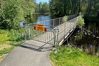 Avstängd bro på grund av rasrisk i Missionsparken i Vaggeryd. 