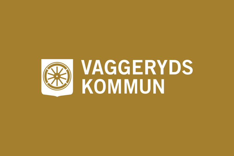 Vaggeryds kommuns logotyp mot guldfärgad bakgrund.