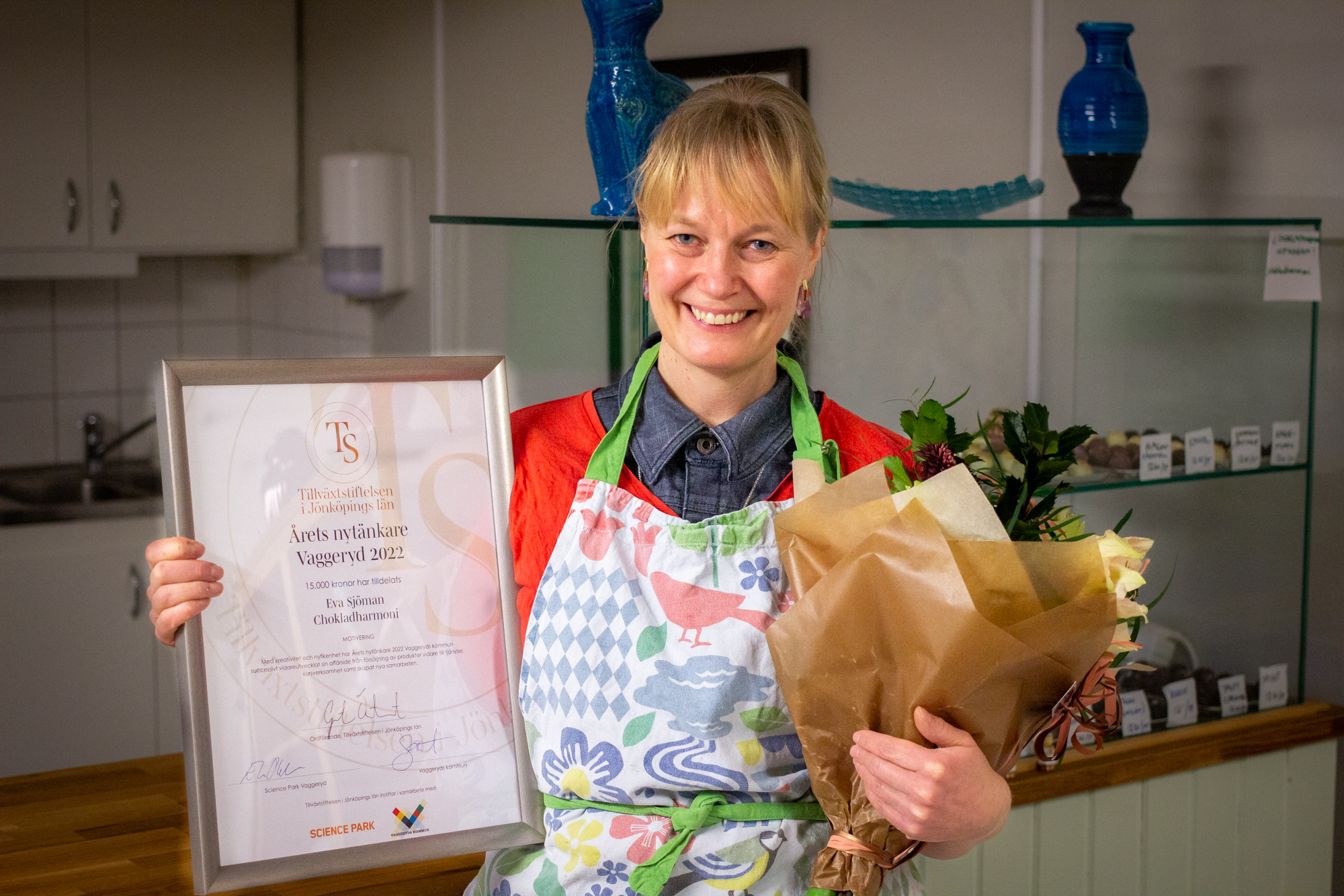 Eva Sjöman som driver pralinbutiken Chokladharmoni i Skillingaryd är Årets Nytänkare 2022 i Vaggeryds kommun.