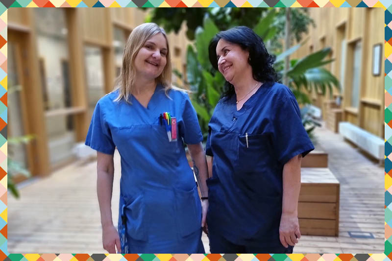 Två blåklädda sjuksköterskor på sin arbetsplats särskilt boende.