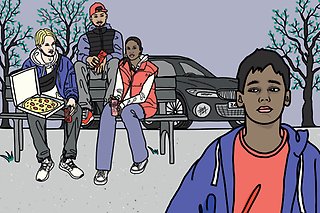 Tre ungdomar sitter på en parkbänk med pizza och dricka. En fin bil i bakgrunden. En pojke i förgrunden är fundersam.
