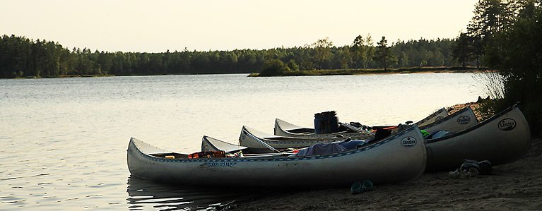Kanoter vid sjö