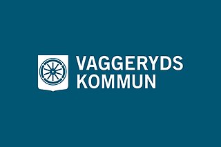Vaggeryds kommuns logotyp, vit på blå platta