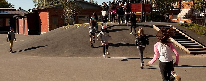 Elever springer på skolgård