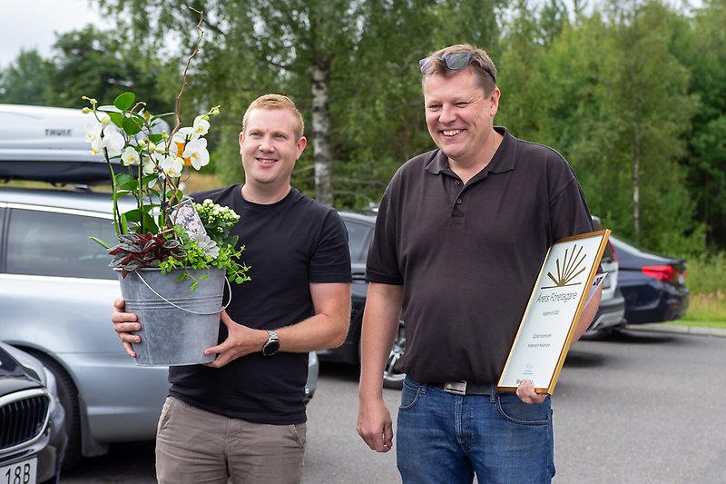 Joel Isaksson överräcker en blomma - en gratulation från den nybildade och kommunomfattande näringslivsföreningen Business Vaggeryd.